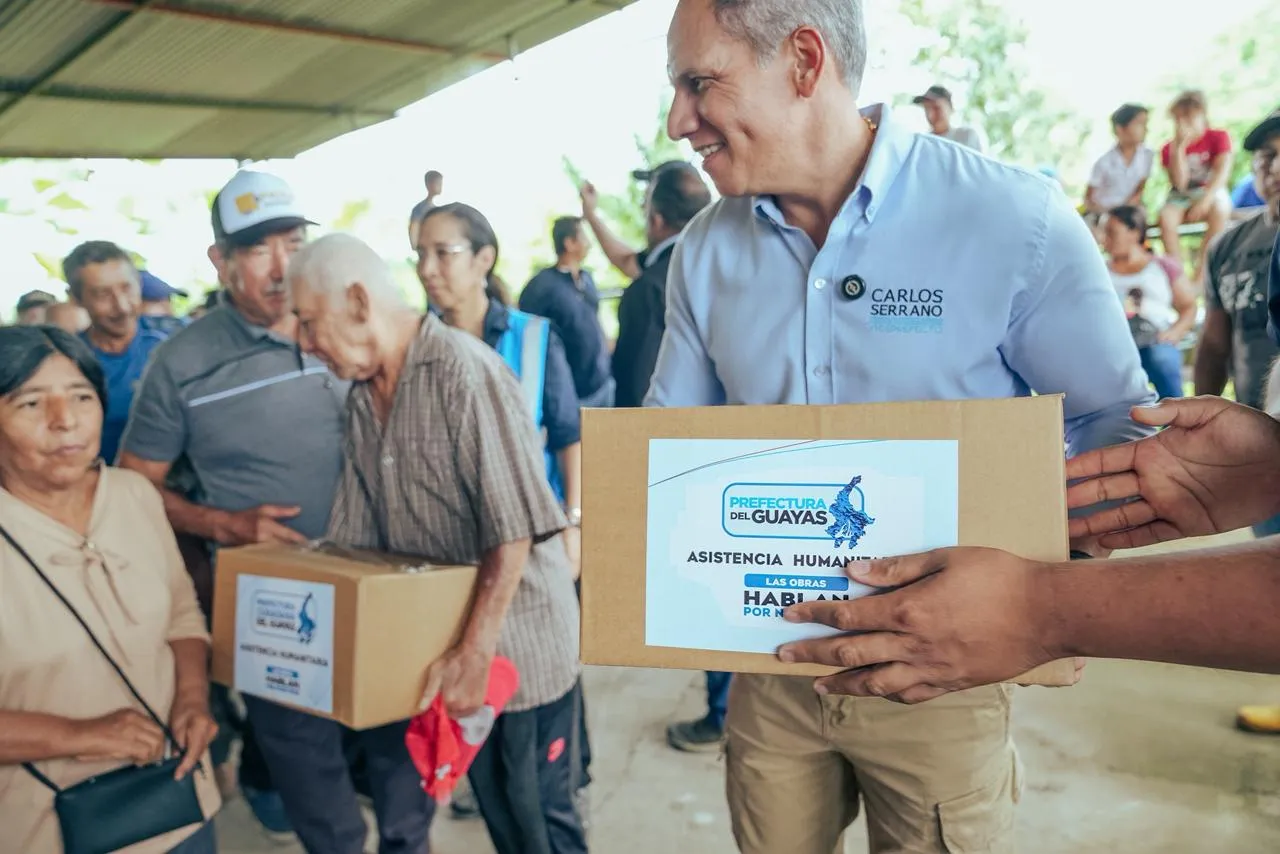 Prefectura del Guayas entrega 147 kits humanitarios en Balzar tras inundaciones