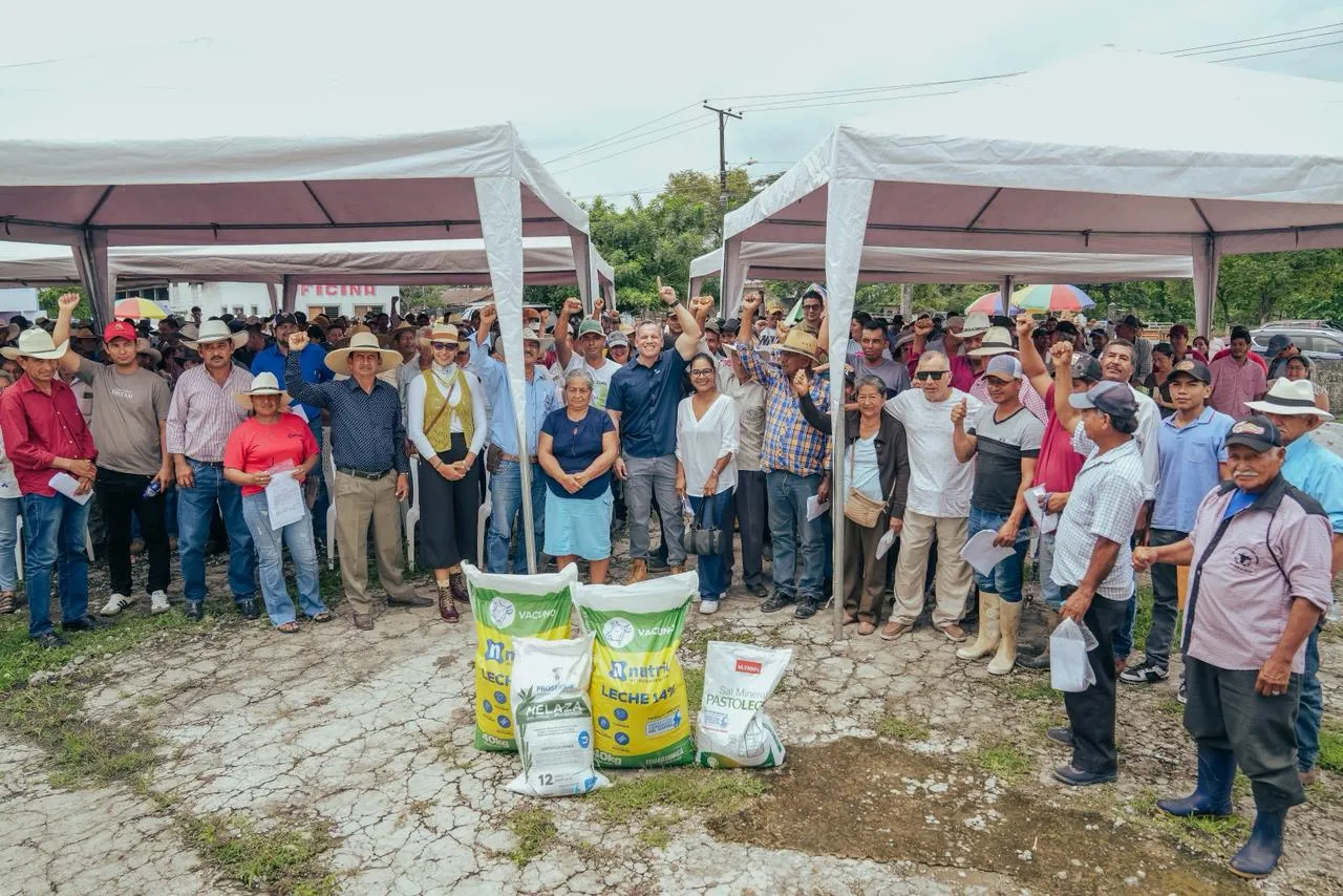 Prefectura entrega más de 500 kits de alimento para ganado en Balzar