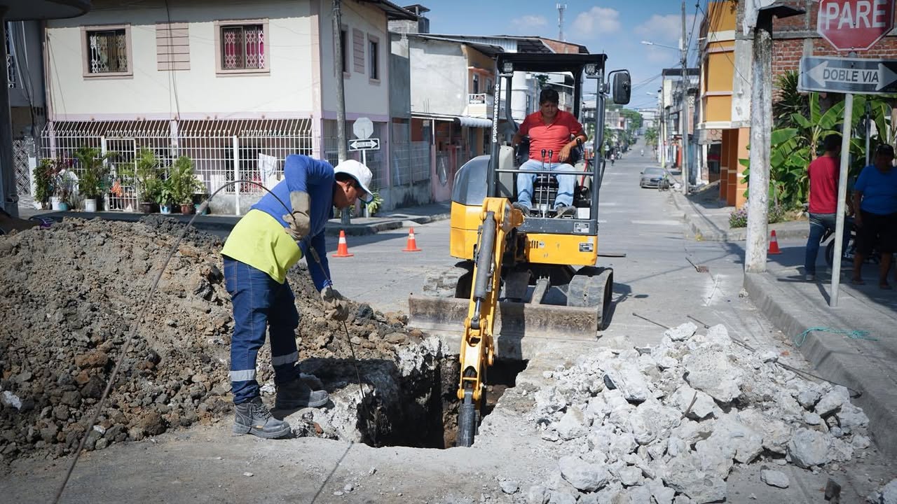 Alcaldía de Balzar repara tuberías dañadas por rebosamientos en Sucre y Estudiante