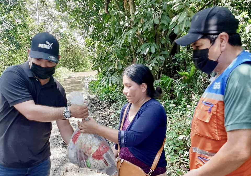 Entrega de kits de ayuda en El Modelo tras el desborde del río Puca