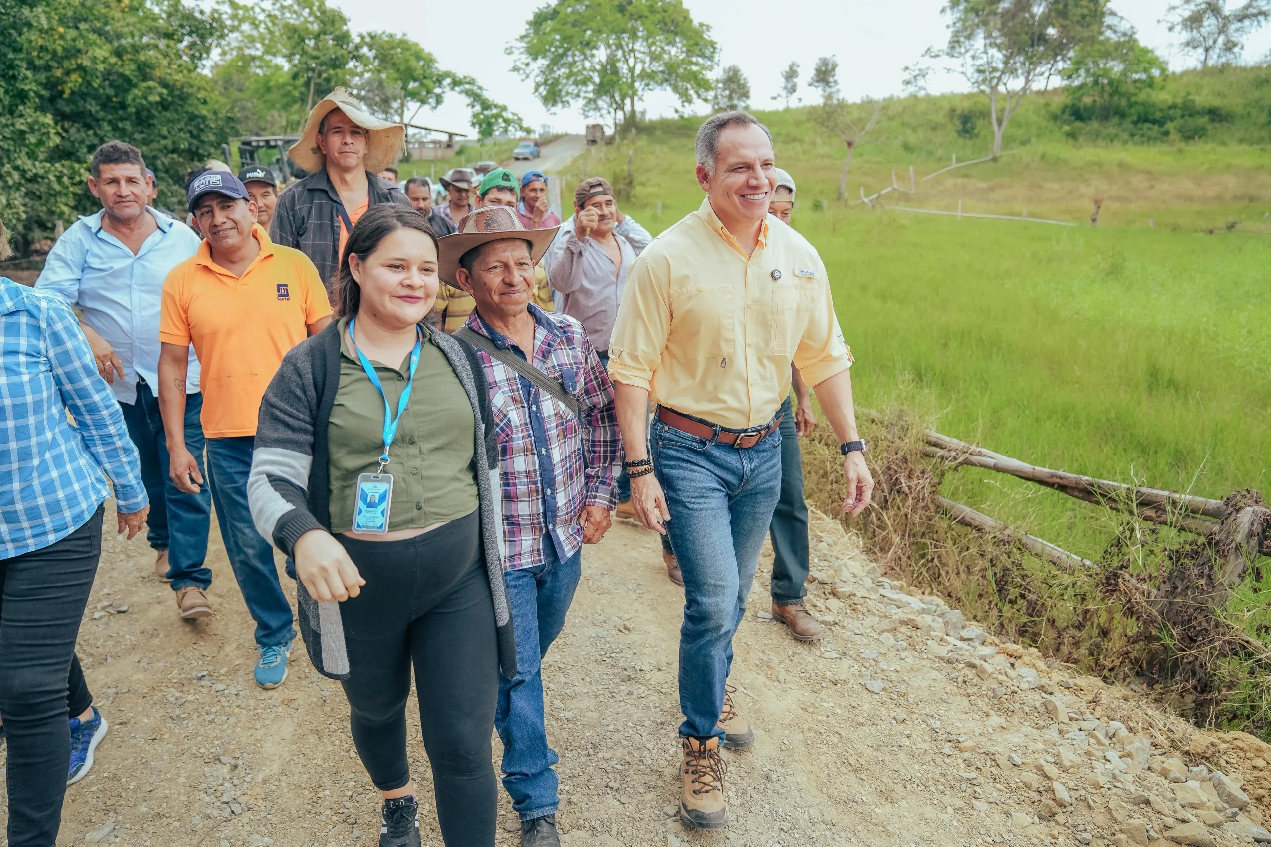 Reconstruyen 14 km de camino en Pucón para conectar a 200 agricultores de Balzar