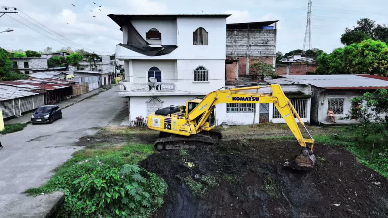 Municipio de Balzar limpia el Estero Pajuí para prevenir inundaciones por El Niño