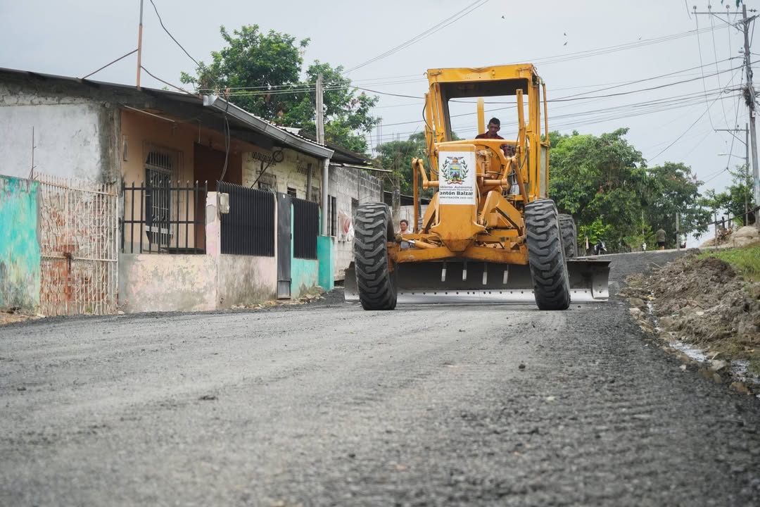 Alcaldía de Balzar avanza en reconformación vial del sector 10 de Agosto
