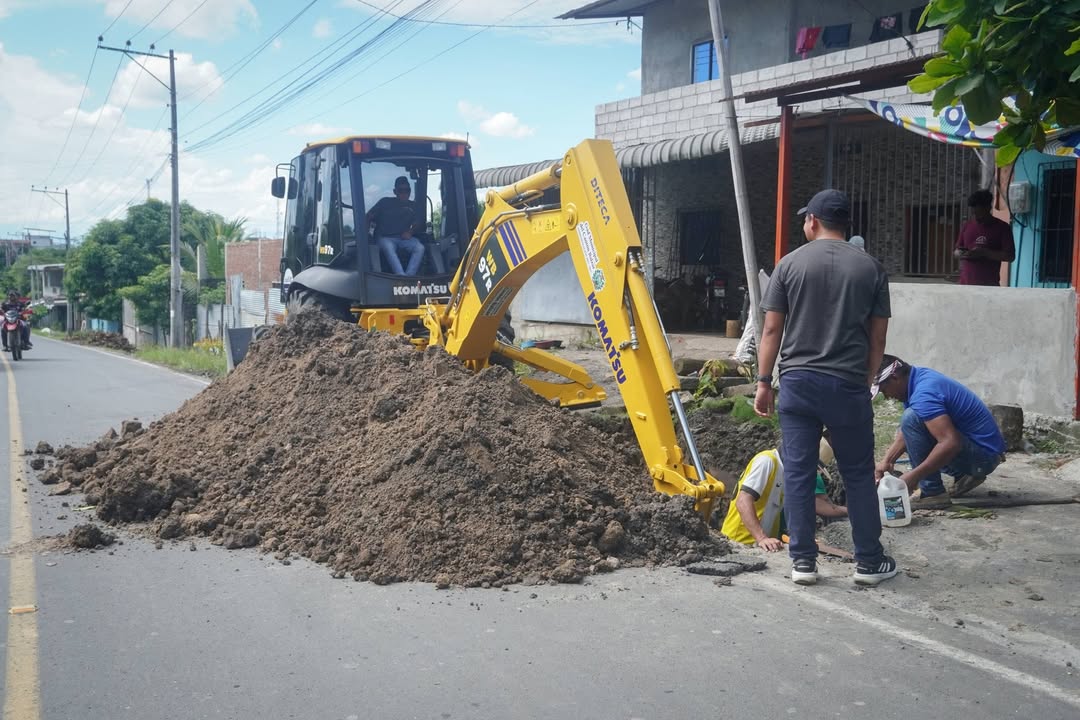 Reparan tubería principal de agua en vía a Los Palitos para mejorar el servicio